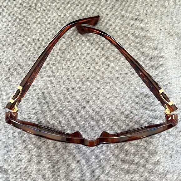 Michael Kors tortoise shell sunglasses. Like new condition. Wore for 1 summer - Picture 3 of 6